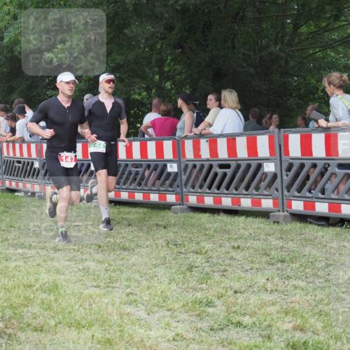 21.06.2025 - 27. Vierlanden-Triathlon KatJ http://msf.ph/oto/8012625 15.06.2025 13:09:36 Ziel 147, 225, 744 meine-sportfotos.de