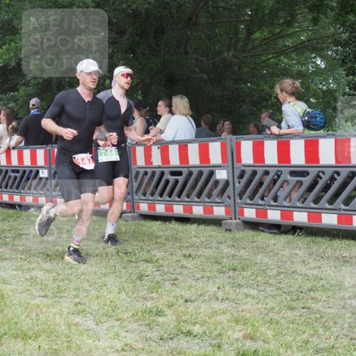 21.06.2025 - 27. Vierlanden-Triathlon KatJ http://msf.ph/oto/8012654 15.06.2025 13:09:36 Ziel 147, 225, 744 meine-sportfotos.de