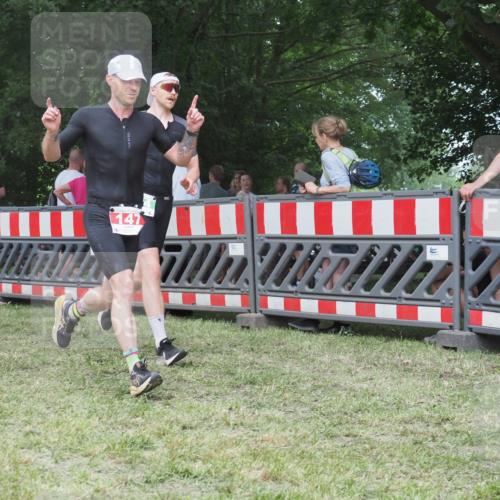 21.06.2025 - 27. Vierlanden-Triathlon KatJ http://msf.ph/oto/8012672 15.06.2025 13:09:36 Ziel 147, 225, 744 meine-sportfotos.de