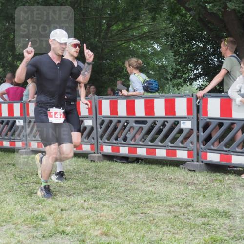 21.06.2025 - 27. Vierlanden-Triathlon KatJ http://msf.ph/oto/8012682 15.06.2025 13:09:36 Ziel 147, 225, 744 meine-sportfotos.de