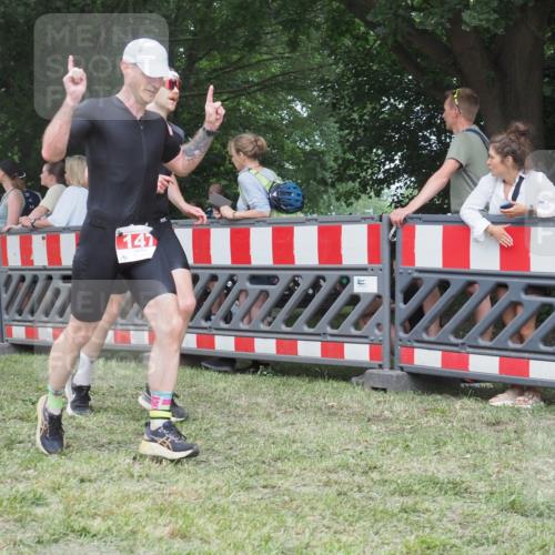 21.06.2025 - 27. Vierlanden-Triathlon KatJ http://msf.ph/oto/8012686 15.06.2025 13:09:36 Ziel 147, 225, 744 meine-sportfotos.de