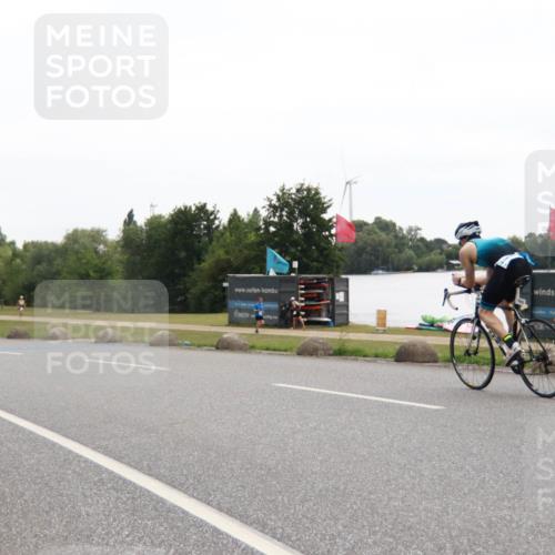 21.06.2025 - 27. Vierlanden-Triathlon H.Heesch http://msf.ph/oto/8012690 15.06.2025 13:26:09 Radfahren 1101, 1117, 1126, 1272, 1304 meine-sportfotos.de