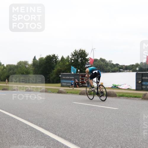 21.06.2025 - 27. Vierlanden-Triathlon H.Heesch http://msf.ph/oto/8012701 15.06.2025 13:26:09 Radfahren 1101, 1117, 1126, 1272, 1304 meine-sportfotos.de