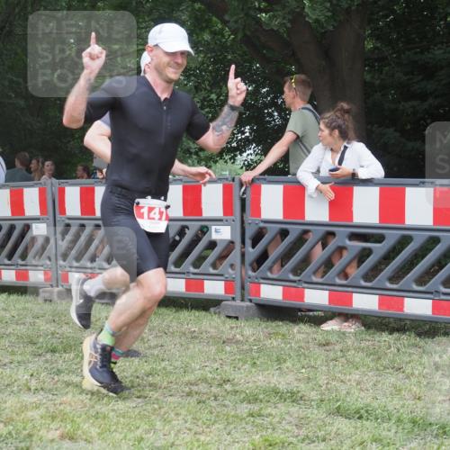21.06.2025 - 27. Vierlanden-Triathlon KatJ http://msf.ph/oto/8012703 15.06.2025 13:09:37 Ziel 147, 225, 744 meine-sportfotos.de