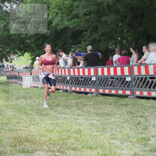 21.06.2025 - 27. Vierlanden-Triathlon KatJ http://msf.ph/oto/8012732 15.06.2025 13:09:40 Ziel 225 meine-sportfotos.de