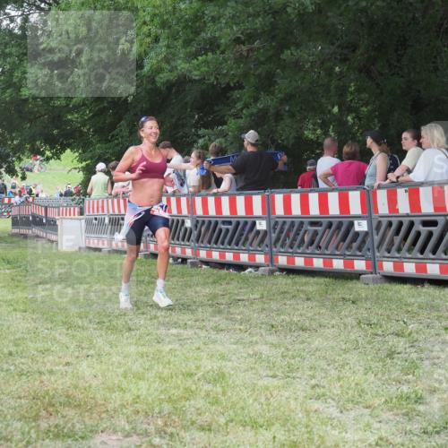 21.06.2025 - 27. Vierlanden-Triathlon KatJ http://msf.ph/oto/8012742 15.06.2025 13:09:40 Ziel 225 meine-sportfotos.de