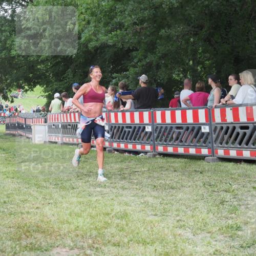21.06.2025 - 27. Vierlanden-Triathlon KatJ http://msf.ph/oto/8012754 15.06.2025 13:09:40 Ziel 225 meine-sportfotos.de