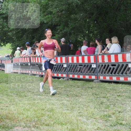 21.06.2025 - 27. Vierlanden-Triathlon KatJ http://msf.ph/oto/8012765 15.06.2025 13:09:40 Ziel 225 meine-sportfotos.de