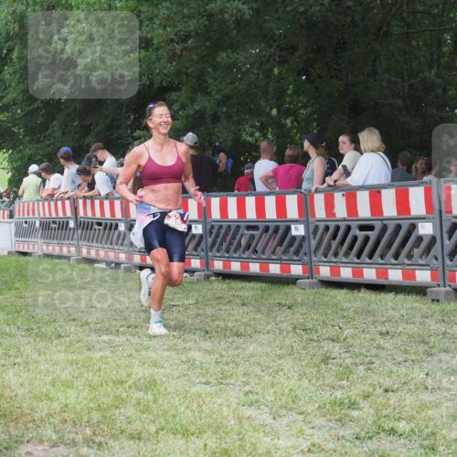 21.06.2025 - 27. Vierlanden-Triathlon KatJ http://msf.ph/oto/8012776 15.06.2025 13:09:41 Ziel 225, 716 meine-sportfotos.de