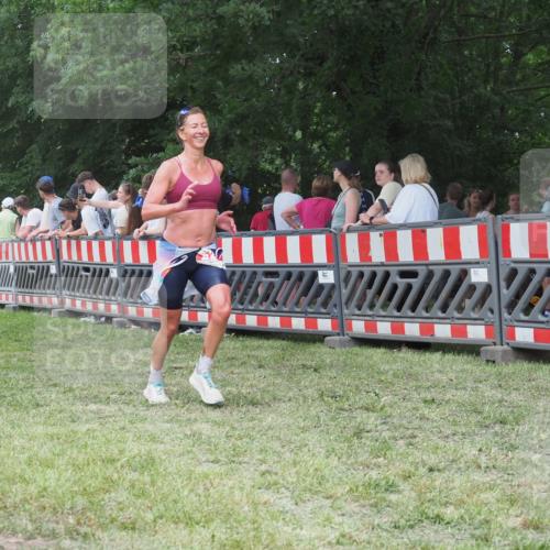 21.06.2025 - 27. Vierlanden-Triathlon KatJ http://msf.ph/oto/8012786 15.06.2025 13:09:41 Ziel 225, 716 meine-sportfotos.de