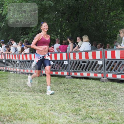 21.06.2025 - 27. Vierlanden-Triathlon KatJ http://msf.ph/oto/8012796 15.06.2025 13:09:41 Ziel 225, 716 meine-sportfotos.de