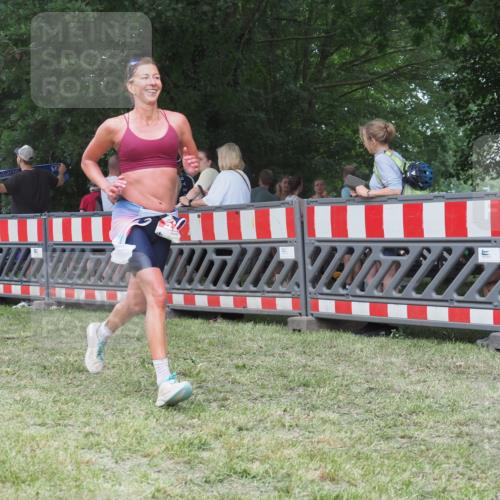 21.06.2025 - 27. Vierlanden-Triathlon KatJ http://msf.ph/oto/8012808 15.06.2025 13:09:41 Ziel 225, 716 meine-sportfotos.de
