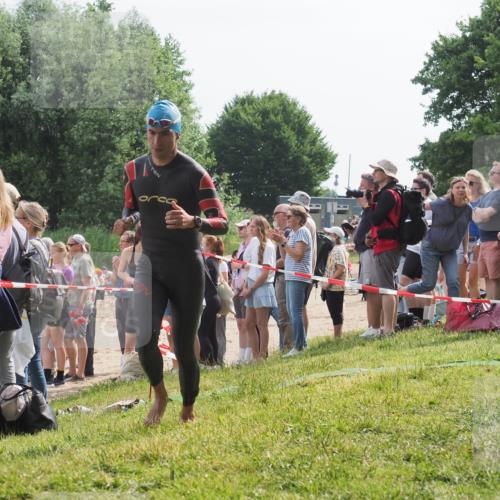 15.06.2025 - 27. Vierlanden-Triathlon KatJ http://msf.ph/oto/8012809 15.06.2025 10:14:28 Schwimmen 482, 565, 618 meine-sportfotos.de
