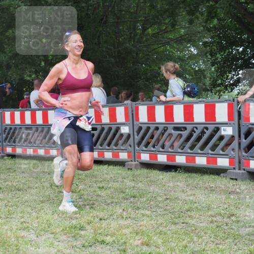 21.06.2025 - 27. Vierlanden-Triathlon KatJ http://msf.ph/oto/8012818 15.06.2025 13:09:41 Ziel 225, 716 meine-sportfotos.de