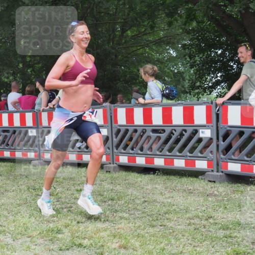 21.06.2025 - 27. Vierlanden-Triathlon KatJ http://msf.ph/oto/8012833 15.06.2025 13:09:41 Ziel 225, 716 meine-sportfotos.de