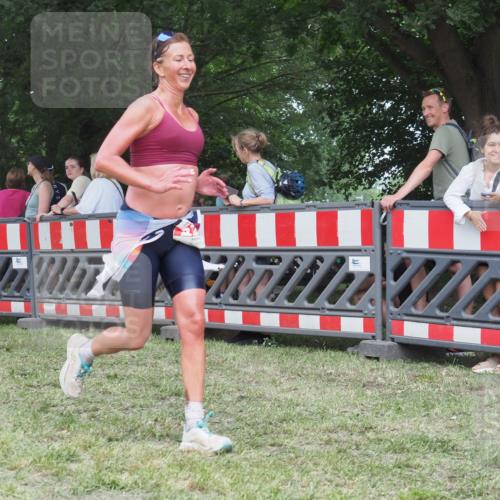 21.06.2025 - 27. Vierlanden-Triathlon KatJ http://msf.ph/oto/8012844 15.06.2025 13:09:41 Ziel 225, 716 meine-sportfotos.de