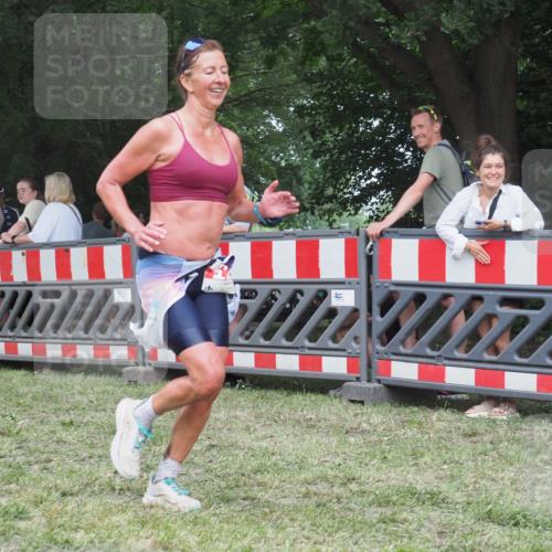 21.06.2025 - 27. Vierlanden-Triathlon KatJ http://msf.ph/oto/8012854 15.06.2025 13:09:42 Ziel 225, 716 meine-sportfotos.de