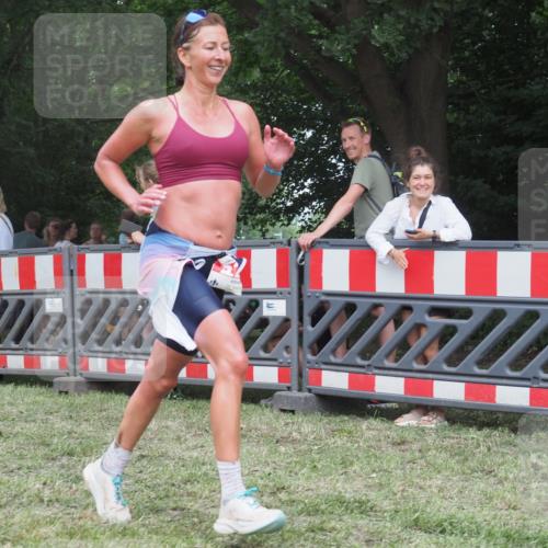 21.06.2025 - 27. Vierlanden-Triathlon KatJ http://msf.ph/oto/8012868 15.06.2025 13:09:42 Ziel 225, 716 meine-sportfotos.de