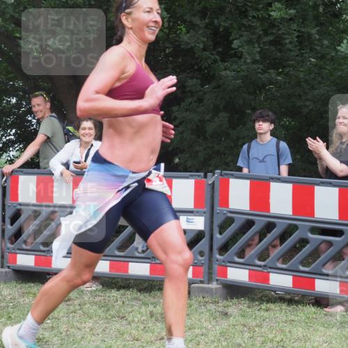21.06.2025 - 27. Vierlanden-Triathlon KatJ http://msf.ph/oto/8012893 15.06.2025 13:09:42 Ziel 225, 716 meine-sportfotos.de