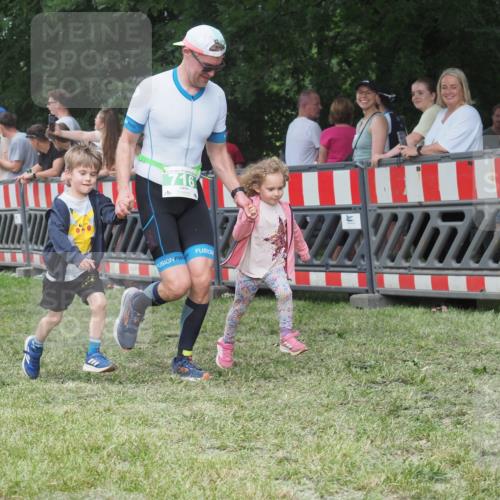 21.06.2025 - 27. Vierlanden-Triathlon KatJ http://msf.ph/oto/8012970 15.06.2025 13:09:50 Ziel 61, 716 meine-sportfotos.de