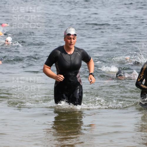 15.06.2025 - 27. Vierlanden-Triathlon Lena Gebhardt http://msf.ph/oto/8013022 15.06.2025 10:13:34 Schwimmen 545, 585, 622, 623 meine-sportfotos.de
