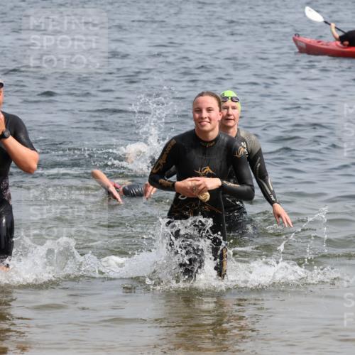 15.06.2025 - 27. Vierlanden-Triathlon Lena Gebhardt http://msf.ph/oto/8013026 15.06.2025 10:13:35 Schwimmen 545, 585, 622, 623 meine-sportfotos.de