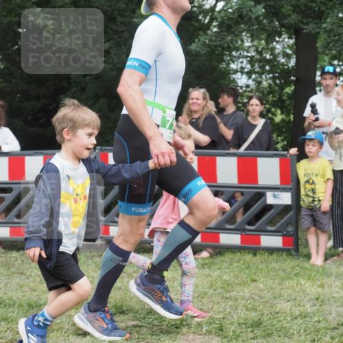 21.06.2025 - 27. Vierlanden-Triathlon KatJ http://msf.ph/oto/8013048 15.06.2025 13:09:52 Ziel 61, 159, 716 meine-sportfotos.de