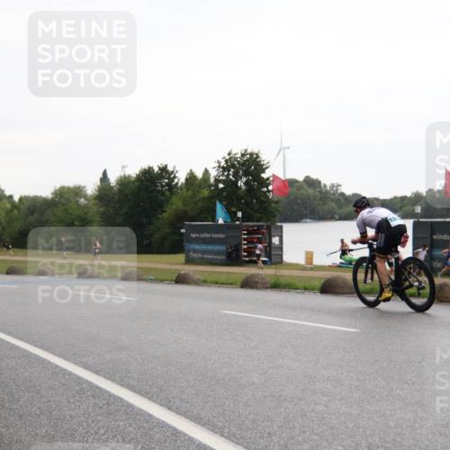 21.06.2025 - 27. Vierlanden-Triathlon H.Heesch http://msf.ph/oto/8013135 15.06.2025 13:28:31 Radfahren 1274, 1276 meine-sportfotos.de