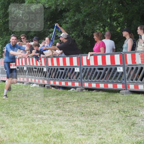21.06.2025 - 27. Vierlanden-Triathlon KatJ http://msf.ph/oto/8013167 15.06.2025 13:09:57 Ziel 61, 159, 165, 705 meine-sportfotos.de