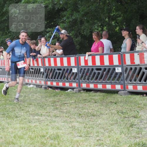 21.06.2025 - 27. Vierlanden-Triathlon KatJ http://msf.ph/oto/8013179 15.06.2025 13:09:58 Ziel 61, 159, 165, 705 meine-sportfotos.de