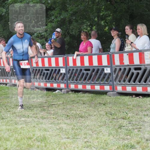 21.06.2025 - 27. Vierlanden-Triathlon KatJ http://msf.ph/oto/8013221 15.06.2025 13:09:58 Ziel 61, 159, 165, 705 meine-sportfotos.de