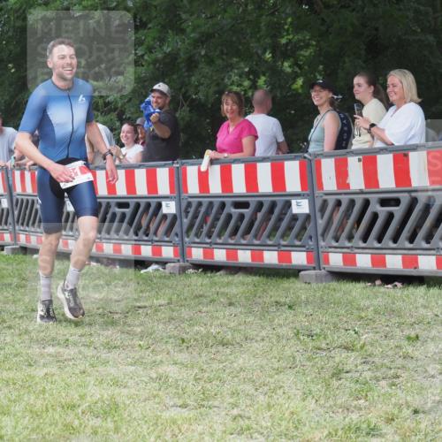 21.06.2025 - 27. Vierlanden-Triathlon KatJ http://msf.ph/oto/8013233 15.06.2025 13:09:58 Ziel 61, 159, 165, 705 meine-sportfotos.de