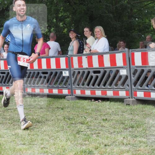 21.06.2025 - 27. Vierlanden-Triathlon KatJ http://msf.ph/oto/8013257 15.06.2025 13:09:59 Ziel 61, 159, 165, 705 meine-sportfotos.de