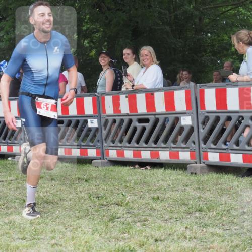 21.06.2025 - 27. Vierlanden-Triathlon KatJ http://msf.ph/oto/8013267 15.06.2025 13:09:59 Ziel 61, 159, 165, 705 meine-sportfotos.de