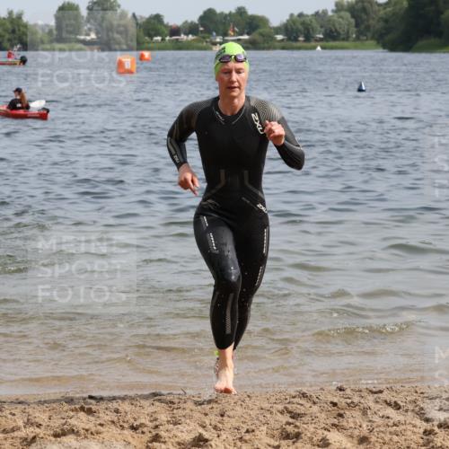 15.06.2025 - 27. Vierlanden-Triathlon Lena Gebhardt http://msf.ph/oto/8013276 15.06.2025 10:13:41 Schwimmen 490, 513, 540, 545, 585, 622 meine-sportfotos.de