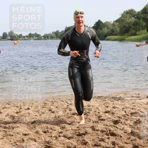 15.06.2025 - 27. Vierlanden-Triathlon Lena Gebhardt http://msf.ph/oto/8013390 15.06.2025 10:13:43 Schwimmen 490, 513, 540, 545, 585, 622 meine-sportfotos.de