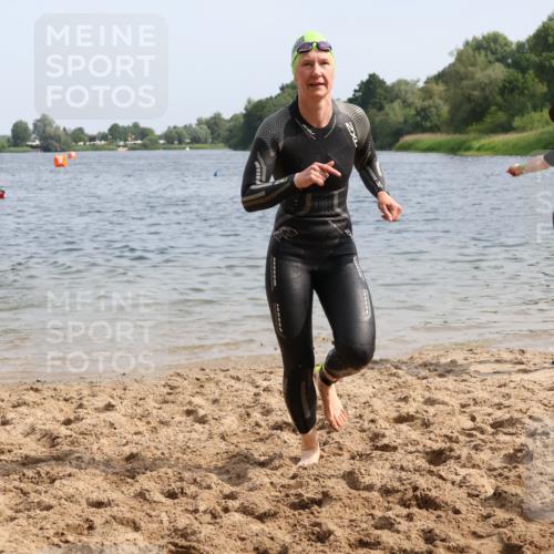 15.06.2025 - 27. Vierlanden-Triathlon Lena Gebhardt http://msf.ph/oto/8013405 15.06.2025 10:13:43 Schwimmen 490, 513, 540, 545, 585, 622 meine-sportfotos.de