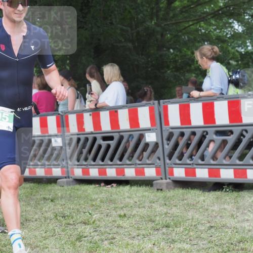 21.06.2025 - 27. Vierlanden-Triathlon KatJ http://msf.ph/oto/8013437 15.06.2025 13:10:04 Ziel 159, 165, 705 meine-sportfotos.de