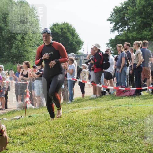15.06.2025 - 27. Vierlanden-Triathlon KatJ http://msf.ph/oto/8013441 15.06.2025 10:14:49 Schwimmen 546, 559, 593, 608, 609 meine-sportfotos.de