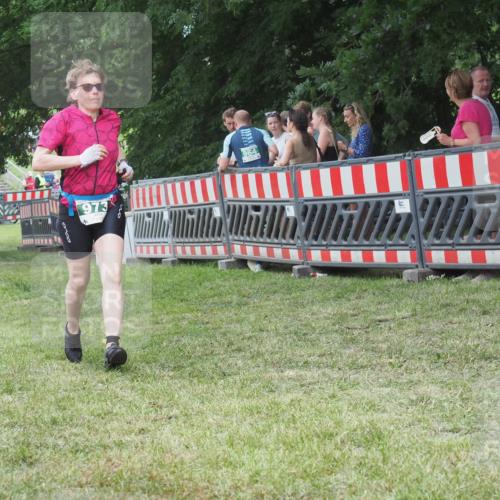 21.06.2025 - 27. Vierlanden-Triathlon KatJ http://msf.ph/oto/8013452 15.06.2025 13:10:38 Ziel 973 meine-sportfotos.de