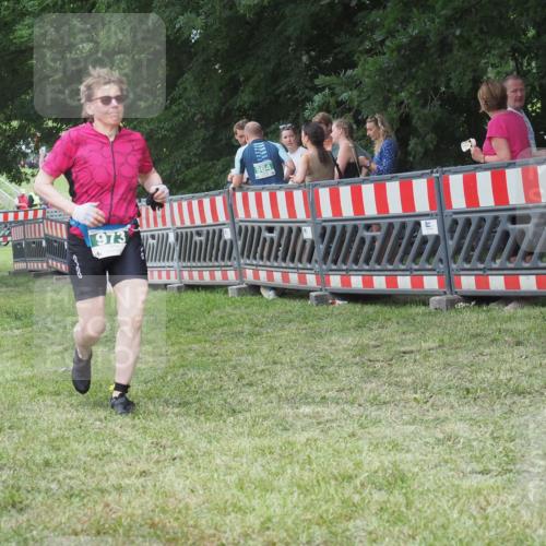 21.06.2025 - 27. Vierlanden-Triathlon KatJ http://msf.ph/oto/8013464 15.06.2025 13:10:38 Ziel 973 meine-sportfotos.de