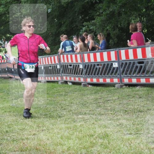 21.06.2025 - 27. Vierlanden-Triathlon KatJ http://msf.ph/oto/8013475 15.06.2025 13:10:38 Ziel 973 meine-sportfotos.de