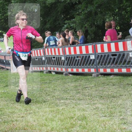 21.06.2025 - 27. Vierlanden-Triathlon KatJ http://msf.ph/oto/8013485 15.06.2025 13:10:39 Ziel 973 meine-sportfotos.de