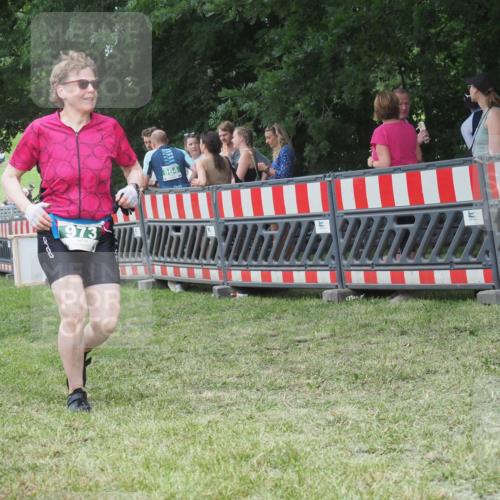 21.06.2025 - 27. Vierlanden-Triathlon KatJ http://msf.ph/oto/8013493 15.06.2025 13:10:39 Ziel 973 meine-sportfotos.de