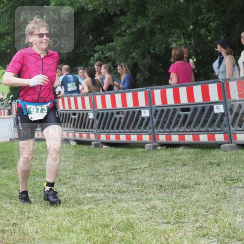 21.06.2025 - 27. Vierlanden-Triathlon KatJ http://msf.ph/oto/8013502 15.06.2025 13:10:39 Ziel 973 meine-sportfotos.de