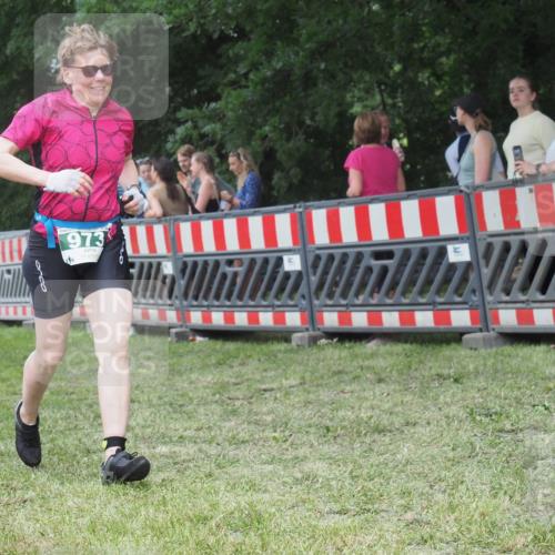 21.06.2025 - 27. Vierlanden-Triathlon KatJ http://msf.ph/oto/8013512 15.06.2025 13:10:39 Ziel 973 meine-sportfotos.de