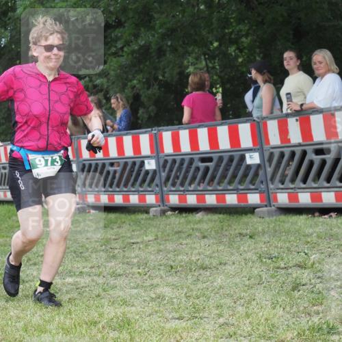 21.06.2025 - 27. Vierlanden-Triathlon KatJ http://msf.ph/oto/8013520 15.06.2025 13:10:39 Ziel 973 meine-sportfotos.de