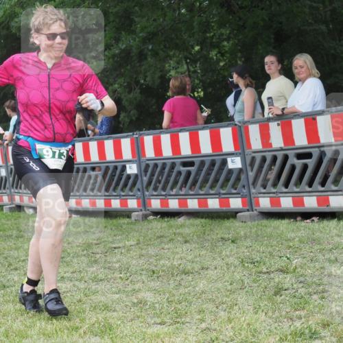 21.06.2025 - 27. Vierlanden-Triathlon KatJ http://msf.ph/oto/8013526 15.06.2025 13:10:39 Ziel 973 meine-sportfotos.de