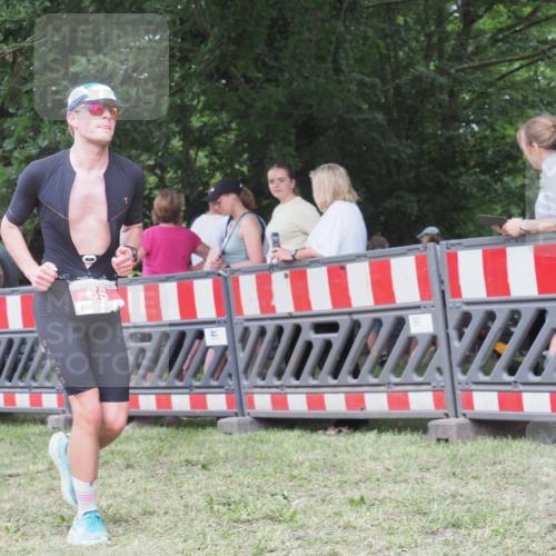 21.06.2025 - 27. Vierlanden-Triathlon KatJ http://msf.ph/oto/8013554 15.06.2025 13:10:59 Ziel 65, 797 meine-sportfotos.de