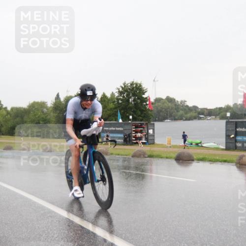 21.06.2025 - 27. Vierlanden-Triathlon H.Heesch http://msf.ph/oto/8013558 15.06.2025 13:41:54 Radfahren 1180, 1190, 1191 meine-sportfotos.de
